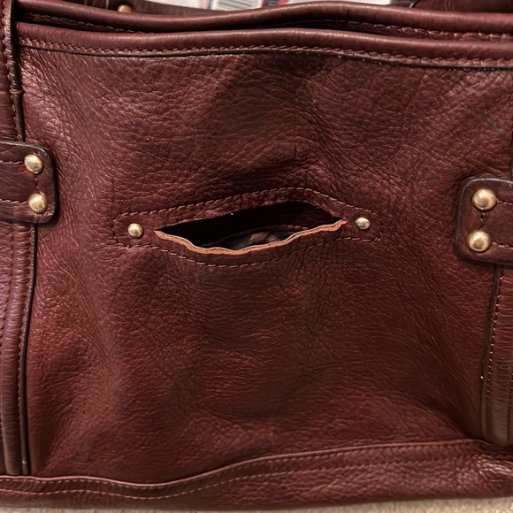 B. MAKOWSKY BURGANDY SHOULDER BAG WITH MAGNETIC CLOSURE. - Picture 5 of 11